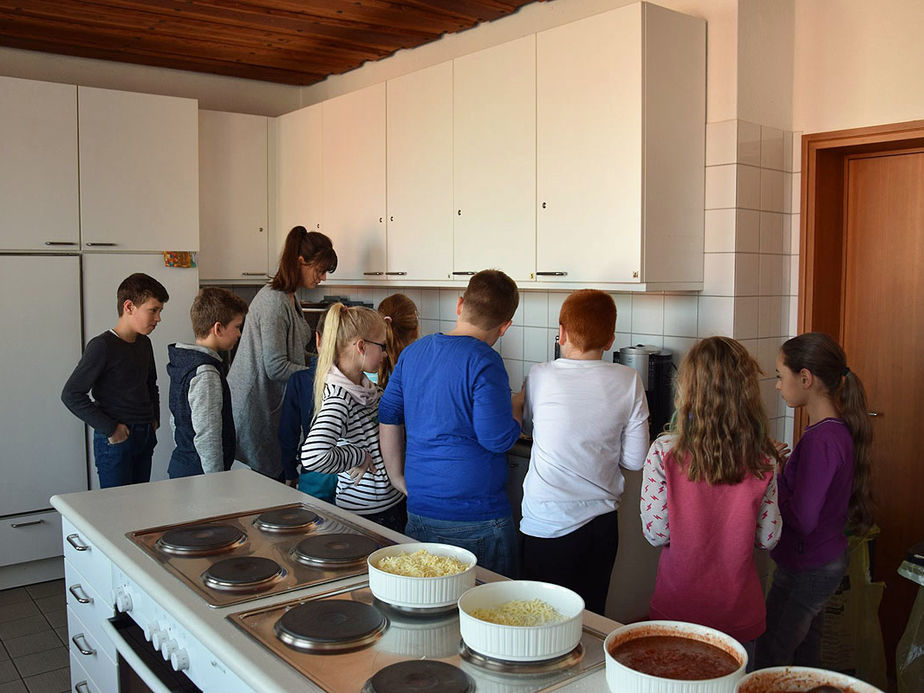 Gemeinde dankt den Sternsingern mit einem Pizzabacken 